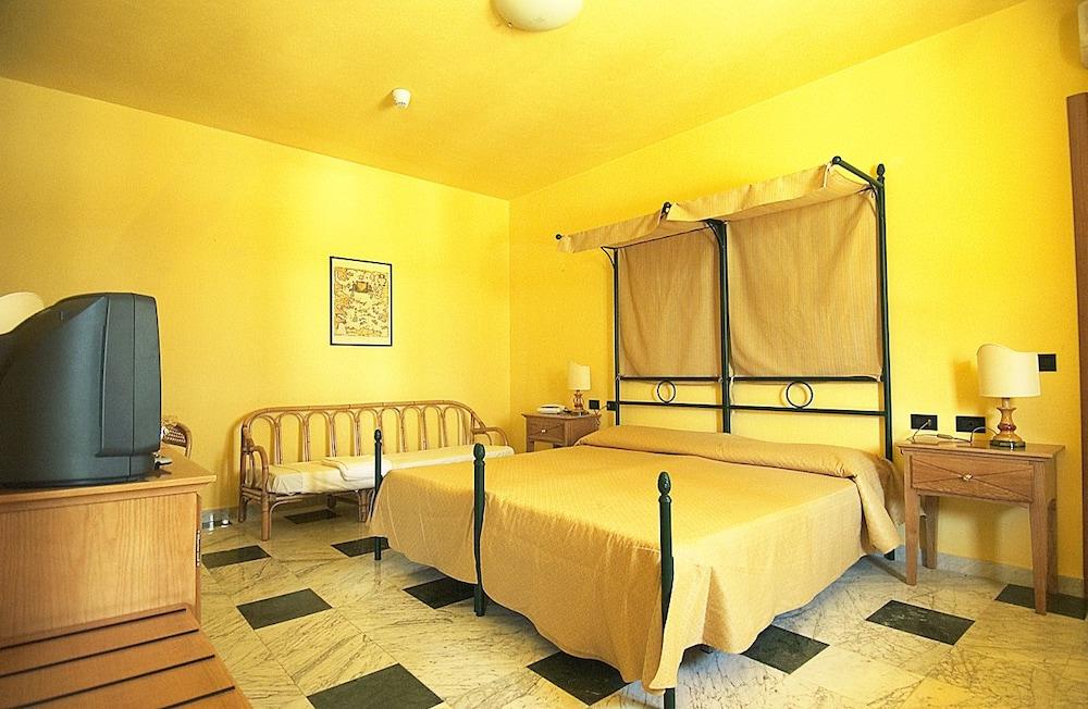 Marina Del Marchese Beach Resort Botricello Extérieur photo